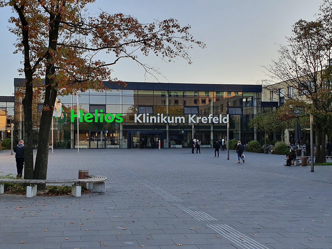 1280px-Helios_Klinikum_Krefeld_-_Vorplatz_und_Haupteingang_Neubau_(Haus_EH)_-_20191031_-_anonymisiert_-_01.jpg